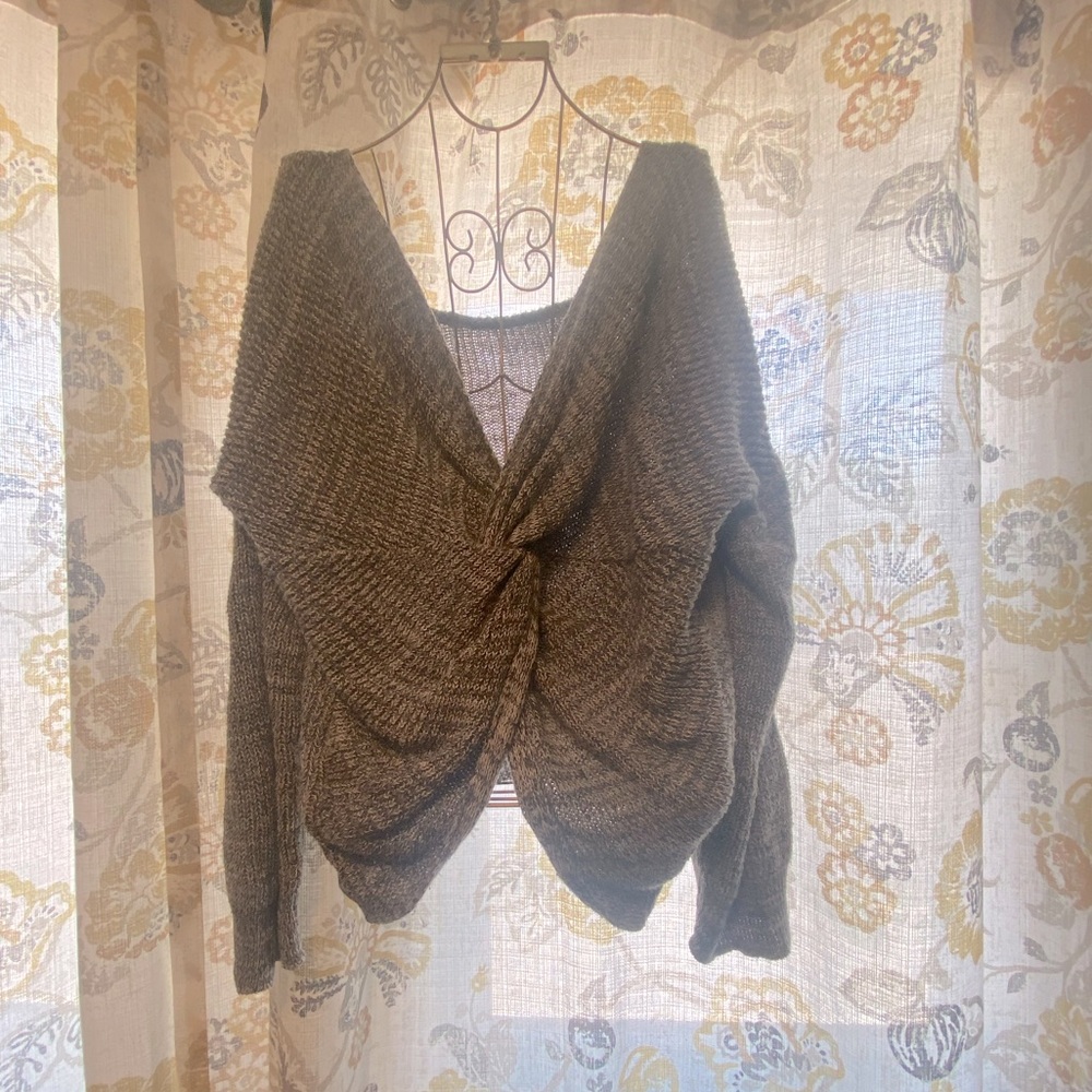 Flirty low-back knot sweater. M/L.